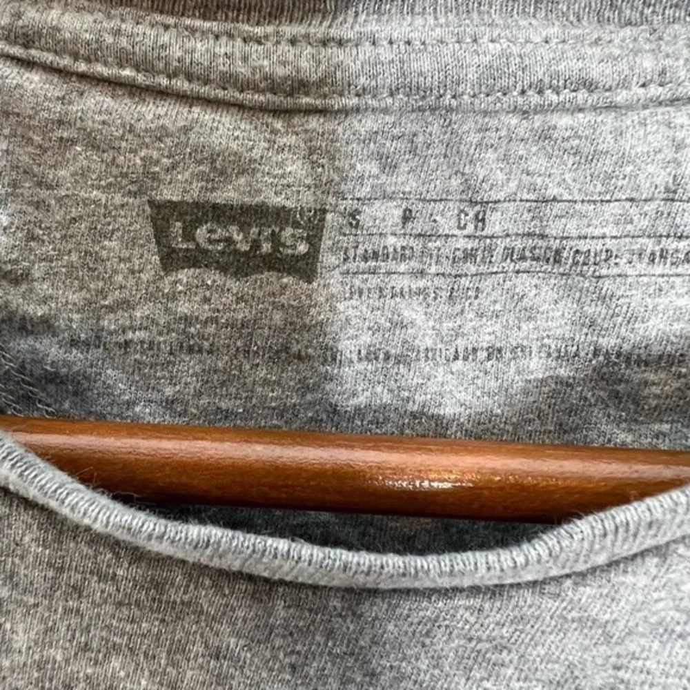 Levi’s men's gray short sleeve surf brigade crew neck graphic t-shirt small